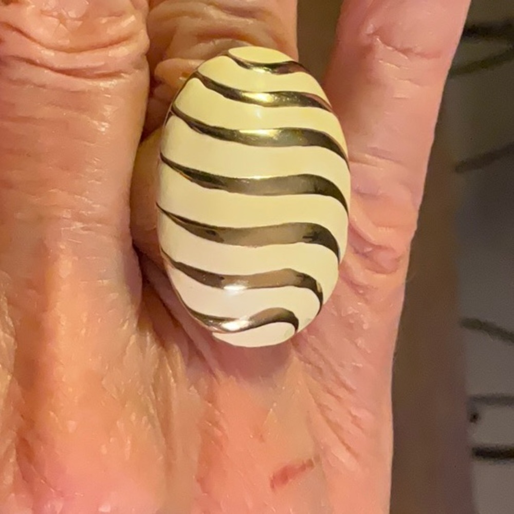 Vintage Zebra Stripe Enamel Dome Ring Gold Tone Cream Statement Cocktail Size 7